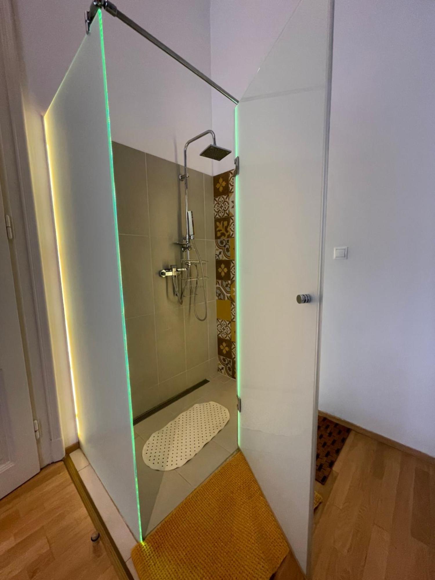 Amber Pearl Apartment 2 Rooms And 2 Bathrooms At Kalvin Square Budapest Luaran gambar