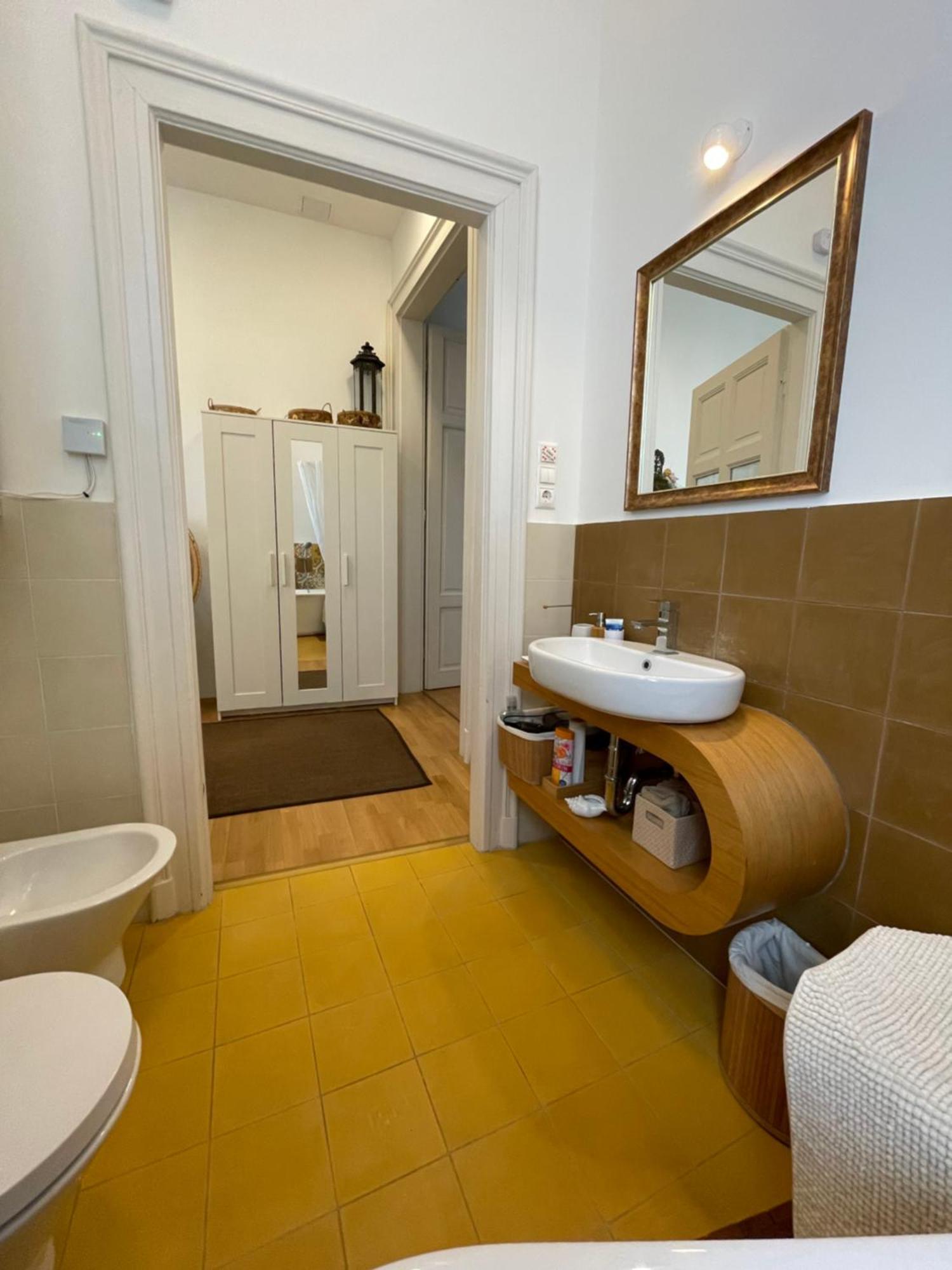 Amber Pearl Apartment 2 Rooms And 2 Bathrooms At Kalvin Square Budapest Luaran gambar